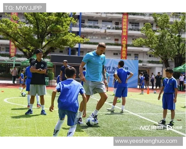 足球球星巧打小领带展现独特风采个性十足助力赛场魅力提升