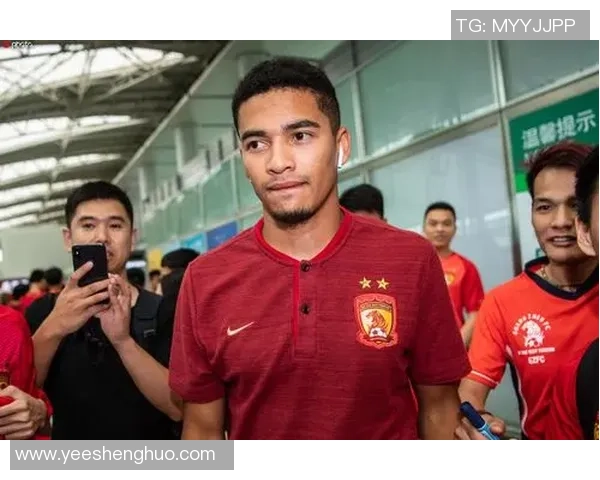 足球明星踏上新征程首度亮相机场引热烈关注粉丝争相合影热情不减